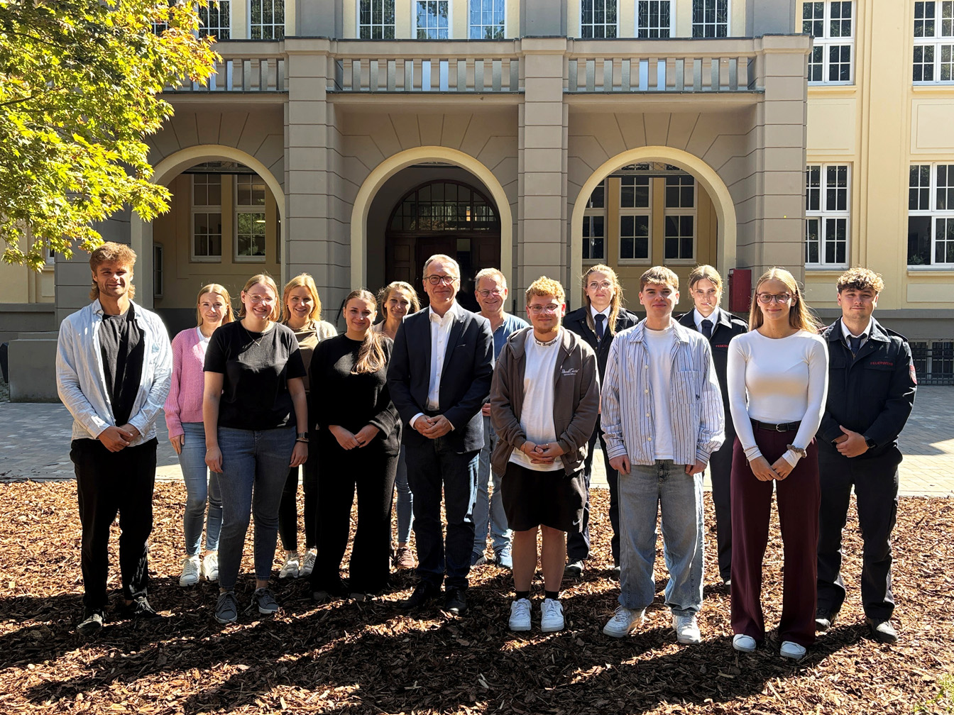Bürgermeister begrüßt zusammen mit Mitarbeiter*innen der Stadtverwaltung die neuen Auszubildenden
