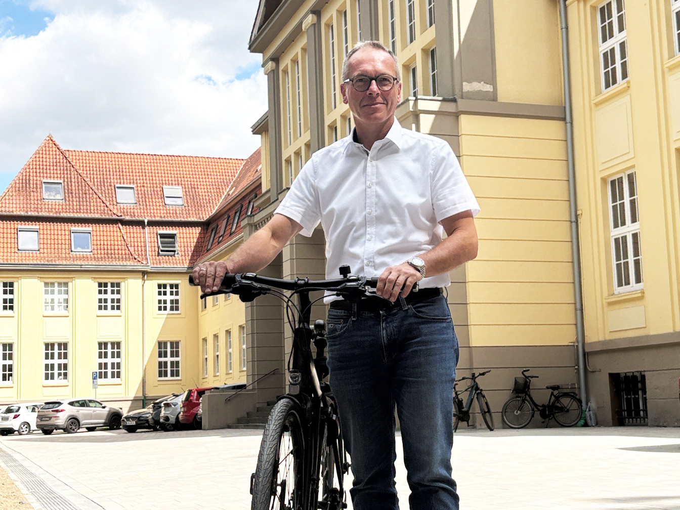 Bürgermeister André Dora mit dem Rad vor dem Dattelner Rathaus