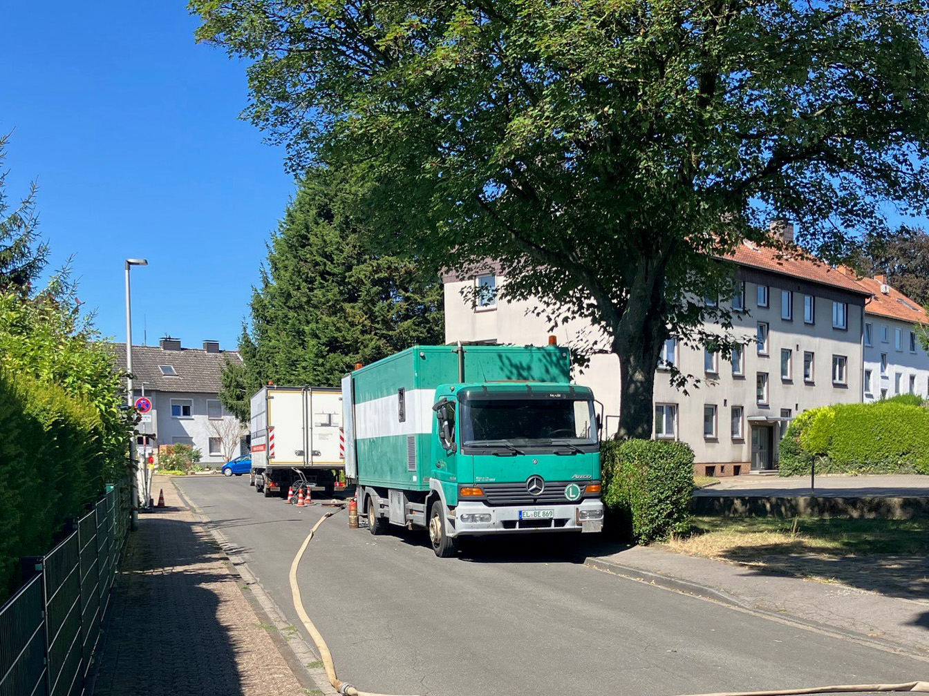 LKWs auf der Straße im Rahmen der Kanalsanierung am Becklemer Weg