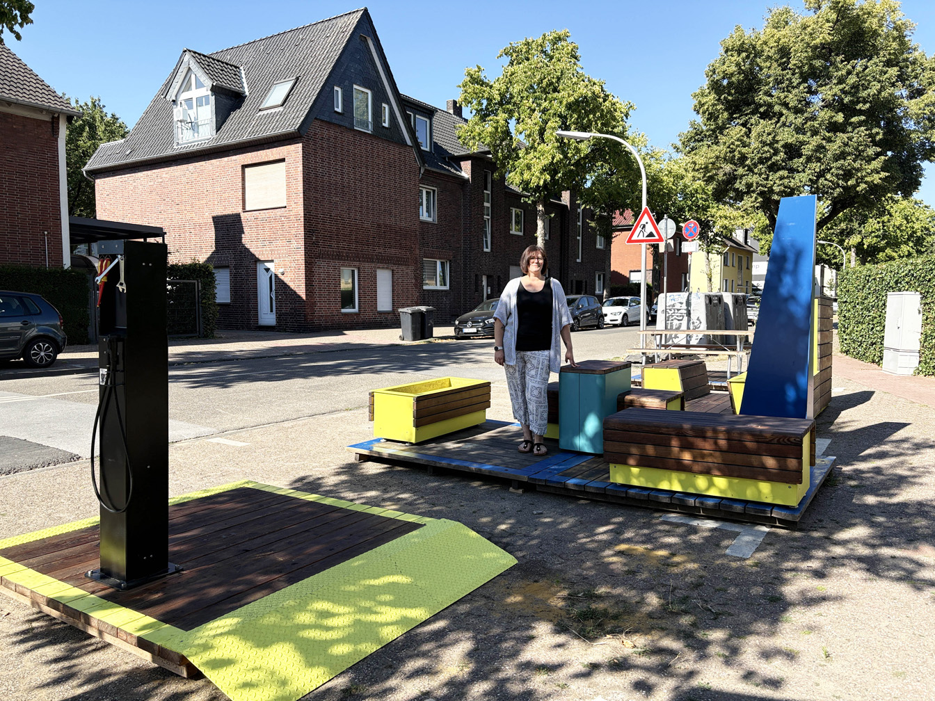 Mobilitätskoordinatorin Nina Kuck auf der Stadt-Terrasse an der Hachhausener Straße