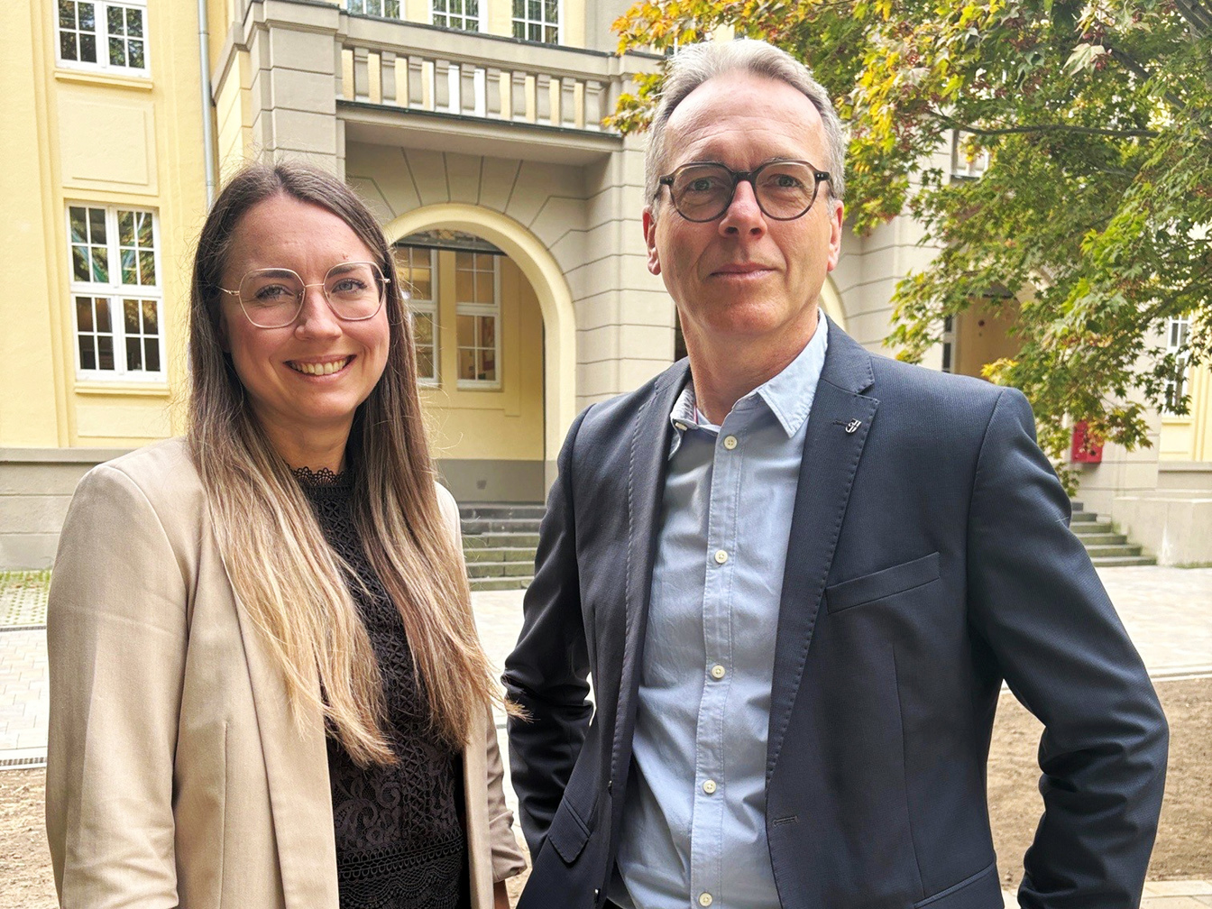 Franziska Neumann und André Dora vor dem Dattelner Rathaus