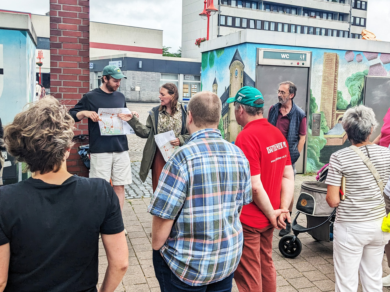 Teilnehmer*innen des Fußverkehrs-Checks auf dem Neumarkt