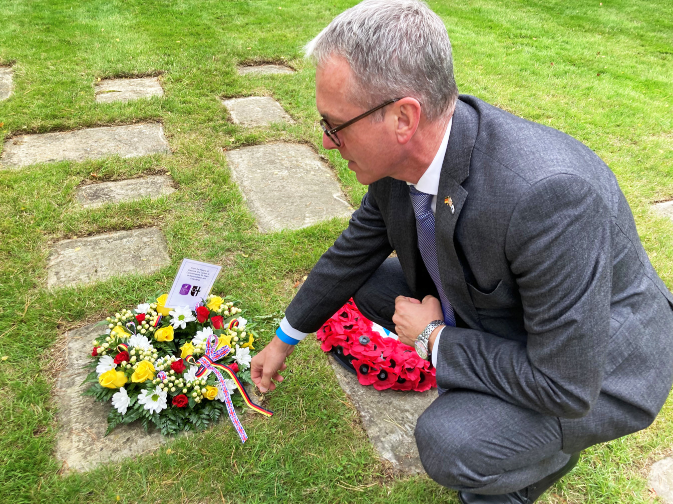André Dora an den Kriegsgräberstätten in Cannock