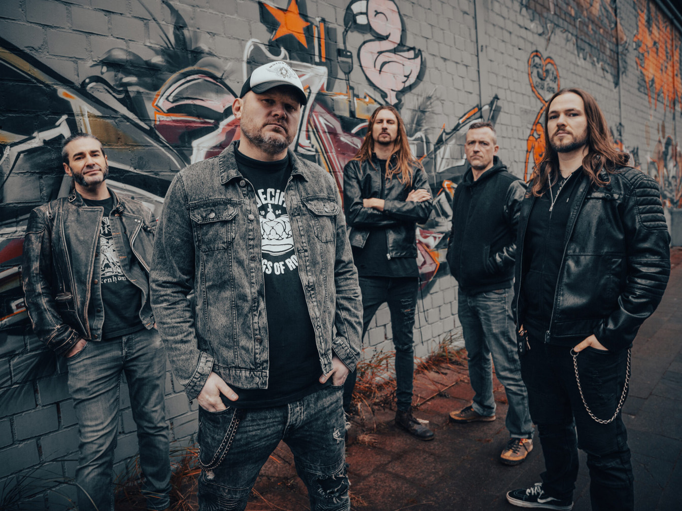 Die Band Motorjesus vor einer Wand mit Graffiti
