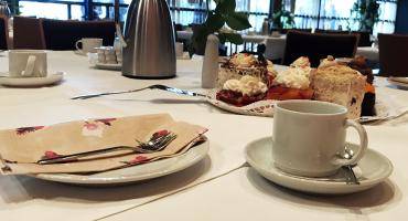 Gedeckter Kaffeetisch mit Rose