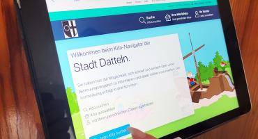Die Startseite des Kita-Navigators wird auf einem Tablet angezeigt. 