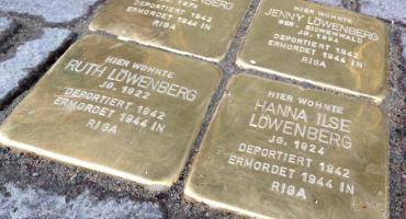 Vier Stolpersteine mit den Namen der deportierten und ermordeten Mitgliedern der Dattelner Familie Löwenberg.