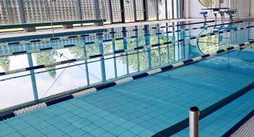 Das gefüllte Becken des Stadtbads nach der Sanierung und vor der Wiedereröffnung