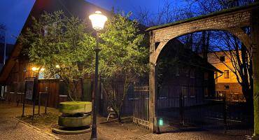 Das Bild zeigt den Dorfschultenhof am Abend