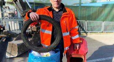 KSD-Mitarbeiter Peter Herbold zeigt typischen Abfall, der bei der Aktion "Müll im Sack - Stadt auf Zack" gefunden wird - wie zum Beispiel einen Reifen