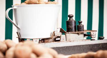 Marktstand auf dem Wochenmarkt, der Kartoffeln anbietet