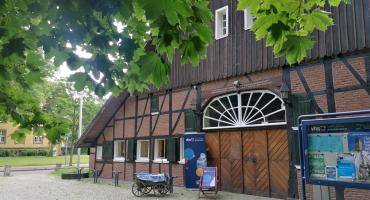 Das Bild zeigt die Heimat der VHS: den Dorfschultenhof neben dem Rathaus.