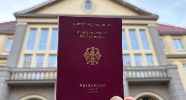 Reisepass - im Hintergrund das Dattelner Rathaus