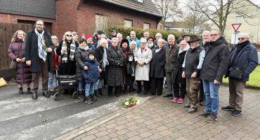 Teilnehmer*innen der Stolpersteinverlegung für Peter Jakob Theisen im Hötting