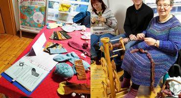 Rückschau-Collage zum Tag der offenen Tür der VHS im Dorfschultenhof: Ein Bild zeigt Bürgermeister André Dora und Gäste am Spinnrad, das andere Foto zeigt die Auslage zum Sockenstricken.