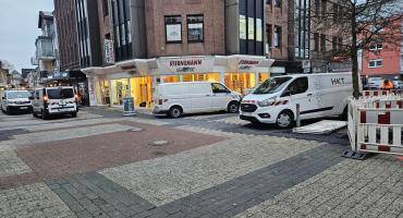 Die Fußgängerzone ist voll mit Fahrzeugen, mit denen Techniker vor Ort sind, um den Ausfall des Telekomnetzes zu reparieren. 