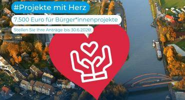 Hinweisbild auf das Bürger*innen-Budget. Vorne ein rotes Herz mit stilisierten Händen, die ein weißes Herz tragen und im Hintergrund das Dattelner Meer. 