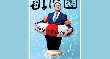Kabarettist Kai Magnus Sting, der in einem Schwimmring und in einem Suppentopf steckfest.
