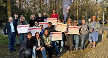 Spendenempfänger*innen Flohmarkt Team E.F.A. mit Bürgermeister