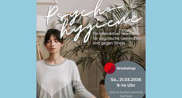 Hinweis auf den VHS-Workshop zur Psychohygiene mit einer Frau, die einer entspannenden Haltung auf dem Boden sitzt. 