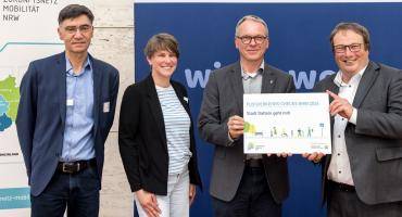 Bürgermeister André Dora und die Mobilitätsbeauftragte Anja Althoff in Düsseldorf mit Minister Oliver Krischer