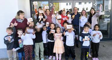 Bürgermeister André Dora mit Vorschulkindern des Familienzentrums Kanello, denen er den Fußgängerführerschein übergeben hat.