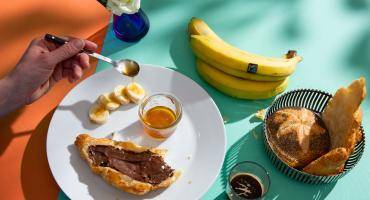 Faires Frühstück - unter anderem mit Banane, Honig und Brotaufstrich