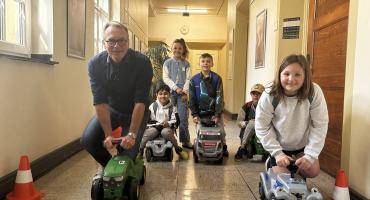 Bürgermeister André Dora beim Bobbycarrennen mit Kindern im Rathaus.