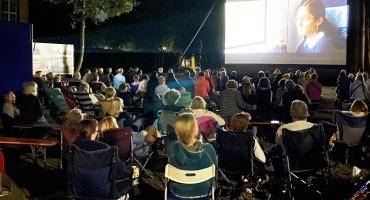 Zuschauer*innen beim Mondscheinkino 2022