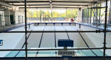 Das fast leere Becken des Stadtbads