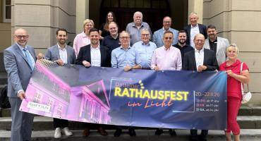 Stadtverwaltung und Sponsoren vor dem Rathaus mit Banner zum Rathausfest