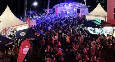 Publikum beim Rathausfest im Licht