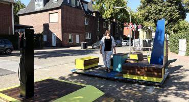 Mobilitätskoordinatorin Nina Kuck auf der Stadt-Terrasse an der Hachhausener Straße