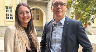 Franziska Neumann und André Dora vor dem Dattelner Rathaus
