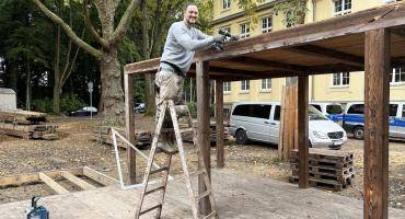 Veranstalter Max Schmitz hilft selbst beim Aufbau des Weihnachtsdorfs am Rathaus mit.