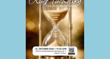 Plakat für die musikalische Lesung „Zwischen nicht mehr und noch nicht“ zu Kurt Tucholsky mit Hans-Jürgen Goerigk und Jan Wolf. Das Motiv zeigt eine goldene Sanduhr auf einem Holztisch. Die Veranstaltung findet am 16. Oktober 2026 um 19.30 Uhr in der VHS im Dorfschultenhof, Genthiner Str. 7, statt. Der Eintritt kostet 15 Euro. 
