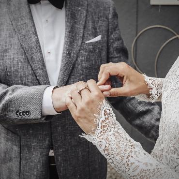 Das Bild zeigt ein Brautpaar beim Ringtausch.