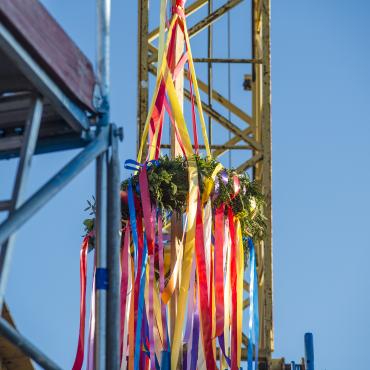 Das Bild zeigt einen Richtkranz in einem Baugebiet.