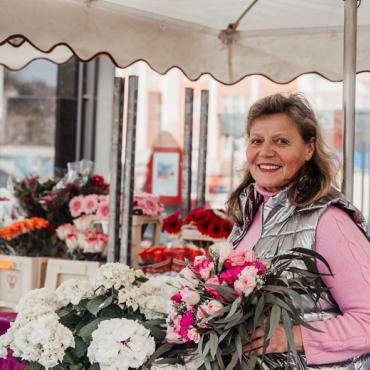 Das Bild zeigt den Markstand Blumenhandel Zapfer.