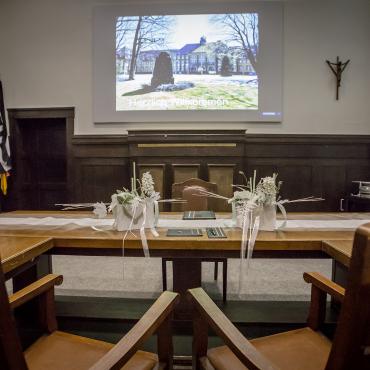 Das Bild zeigt den Ratssaal bei einer Hochzeit.