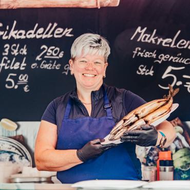 Das Bild zeigt den Markstand Fisch-Feinkost Kobuss.