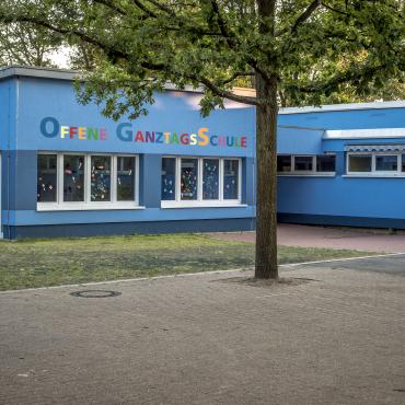 Das Bild zeigt das Gebäude der offenen Ganztagsschule.