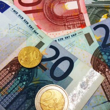 Geldscheine und Münzen