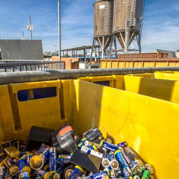 Das Bild zeigt Batterien in einer gelben Kiste.