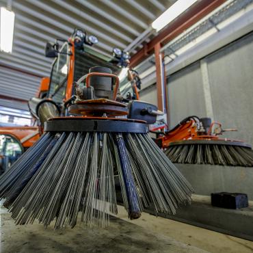 Das Bild zeigt eine Kehrmaschine.