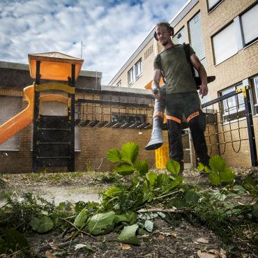 Das Bild zeigt einen Arbeiter mit einen Laubbläser.