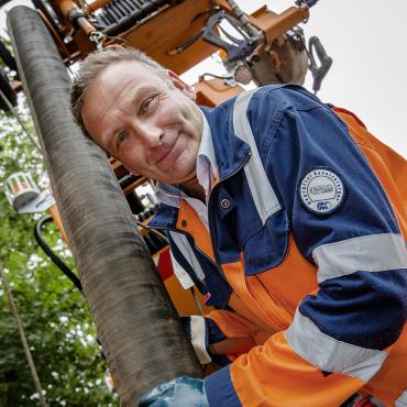 Das Bild zeigt einen Arbeiter.