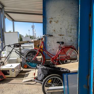 Das Bild zeigt Hausmüll auf dem Recyclinghof.