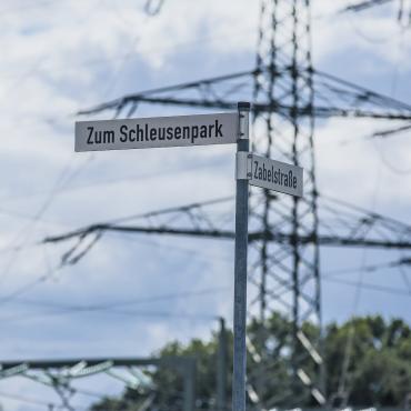 Das Bild zeigt das Straßenschild "Zum Schleusenpark".