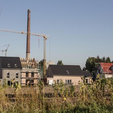 Das Foto zeigt eine Neubausiedlung.
